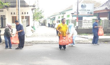 Walau Hari Libur Perhutani Banyuwangi Barat Tetap Bagikan Ratusan Paket Makanan Dalam Jum’at Berkah